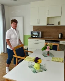 Pflegedienstleiterin Yvonne Schuricht in der Gemeinschaftsküche.