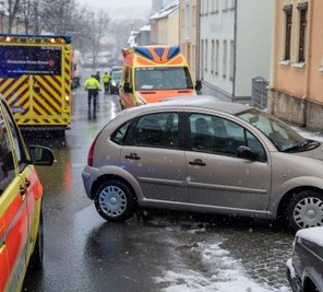Bei einem Unfall auf der Dr.-Wilhelm-Külz-Straße ist ein neunjähriges Mädchen von einem Citroën erfasst worden. 