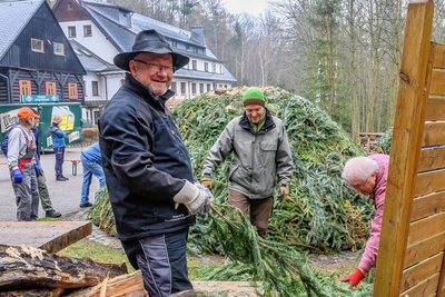 Gemeinsam mit vielen Freunden vom Europäischen Köhlerverband und vom Köhlerverband Erzgebirge wurde der Meiler vorbereitet. Mittendrin: Heiko Schmidt.