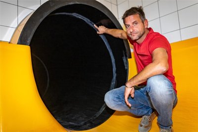 Betriebsleiter Daniel Schreiter zeigt neu verspachtelte Fugen im Ausstiegsbereich der Außenrutsche.