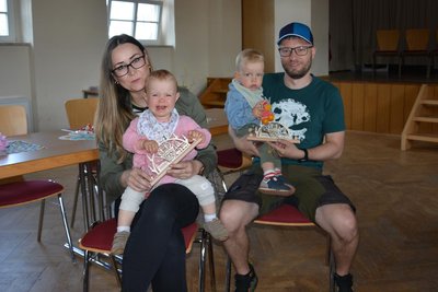 Vanessa Berger und Thomas Stumpf haben mit ihren Zwillingen Hannah und Fritz die Geschenke gleich ausgepackt.