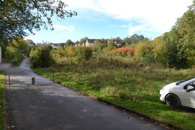 An der Rodewisch Bahnhofstraße – im Hintergrund die Siedlung „Steinbergblick“ – soll ein Baugebiet entstehen.
