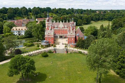 Die Ausstellung "Poesie des Lichts" wird im Neuen Schloss des Fürst-Pückler-Parks gezeigt. 