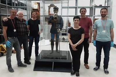 Der gut 200 Jahre alte Trompeter-Automat hat, begleitet von Uhrmachermeister Egon Weißflog (2. v. l.) und Museumsmitarbeiterin Lolita Ludwig (3. v. r.), die Fahrt von Schwarzenberg nach Dresden gut überstanden und ist nun bis zum 25. September Teil einer Sonderausstellung im Lipsiusbau an der Brühlschen Terrasse. 