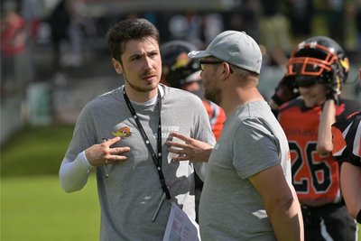 Die Vogtland Rebels haben gegen Saalfeld gewonnen. Im Bild ist Offensive Coordinator Timon Herzig (li.) und Head-Coach Thomas Schulze.