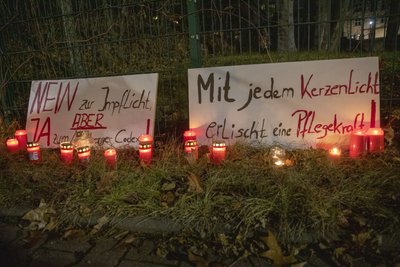 Auch in Aue wurden Plakate und Kerzen vor dem Krankenhaus abgelegt.
