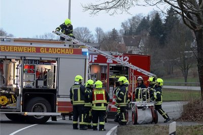 Die Feuerwehr versuchte zu verhindern, dass der Laster in Richtung Mulde kippte. 