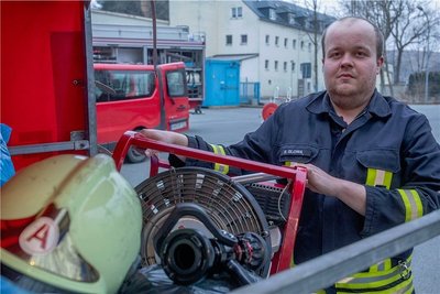  Simon Glowa von der Feuerwehr Lugau hat die Spenden von den Feuerwehren aus der Region Stollberg zum Verladen gebracht - unter anderem einen Lüfter.