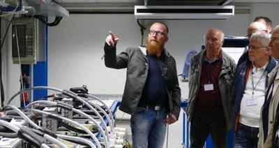 Während der 1. Scharfensteiner Kältetage führte Geschäftsführer Tobias Rochhausen (l.) Besucher durch die verschiedenen Produktionsbereiche.