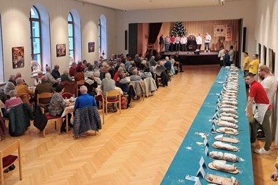 Am Sonntagnachmittag durften dann Gäste im Erzhammer die 32 Stollen probieren. 