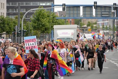 Der Umzug mit Musikwagen und den oftmals bunt gestylten Teilnehmerinnen und Teilnehmern startete am Brühl und führte über die Bahnhofstraße zum Falkeplatz.
