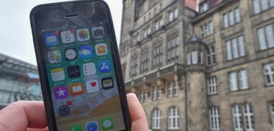 Die App für die schnelle Kommunikation mit dem Rathaus lässt zwar weiter auf sich warten, dafür bietet das Rathaus weitere Dienstleistungen an, die Einwohnerinnen und Einwohner mit mobilen Endgeräten wie einem Smartphone erledigen können. 