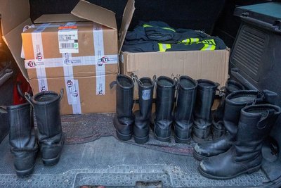 Auch Schutzkleidung und Stiefel sind mit auf die insgesamt annähernd 1800 Kilometer lange Reise gegangen. 