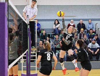 Der Heimerfolg der Lichtensteinerinnen (dunkle Trikots) gegen die Volley Juniors Thüringen erwies sich als schwere Geburt. 