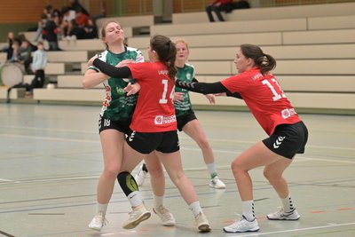 Die Fraureutherin Marie Weiß (am Ball) wird hart attackiert. Das Gästeteam aus Leipzig zeigte etwas mehr Biss und Zielstrebigkeit.