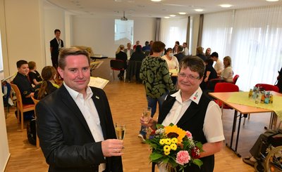 Uta Schädlich übergibt die Leitung der Einrichtung nach 17 Jahren an Enrico Preiß. Das Pflegeheim des DRK-Kreisverbandes Döbeln-Hainichen in Mittweida hat mit dem Anbau, hier der neue Gemeinschaftsraum, nun 95 Plätze.