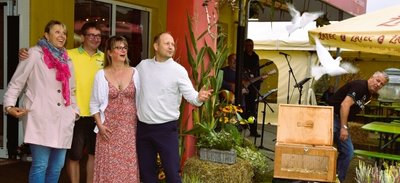 Gabriela Doskocil, Mirko Raatz von der Bergkapelle Thum, Blütenzauber-Inhaberin Kathleen Lippmann und Pavel Doskocil (v. l.) freuten sich beim Fest über die weißen Tauben von Züchter Frank Seidel. 