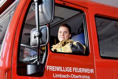 Feuerwehrfrau Corina Brodhagen kann jetzt nicht nur den Lkw steuern...