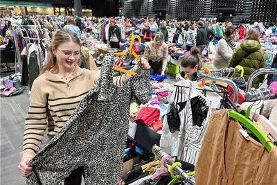 Lea Seidel verkaufte mit zwei Freundinnen an einem eigenen Stand. Die Sachen seien zu groß, zu klein oder einfach Fehlkäufe.