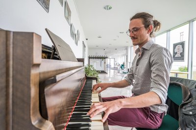 Klaus Frenzel hat die Musik für das Musical komponiert.