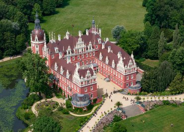 Das Neue Schloss gehört zum mehr als 800 Hektar großen Muskauer Park, der zum Weltkulturerbe zählt. 