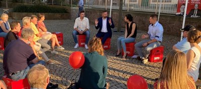 Bundestags-Wahlkampfauftritt mit roten Ballons in Burgstädt: SPD-Kandidat Carlos Kasper (Podium ganz rechts) und Sachsens Wirtschaftsminister Martin Dulig (zweiter von links). "Das Renteneintrittsalter bleibt. Alles andere ist eine versteckte Rentenkürzung", sagte der Minister. 
