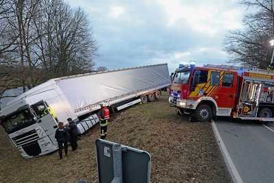 Der von der Straße abgekommene Lastwagen.
