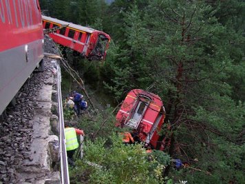  Unmittelbar neben einer Alpenschlucht entgleiste der Zug.