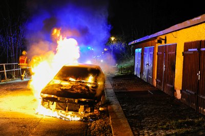 An der Hans-Hesse-Straße in Annaberg ist in der Nacht zu Donnerstag ein Mazda ausgebrannt.