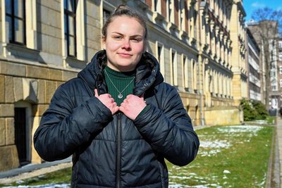 Vicky Schlittig vor dem Landgericht. Bis 2021 war die Gewichtheberin am Bundesstützpunkt Chemnitz aktiv, dann wurde in ihrer Urinprobe Doping nachgewiesen.