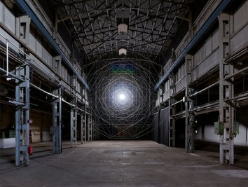 Blick in der ersten Halle auf das Netz: die Installation "Entanglement is a Fragile State" von Ivana Franke aus den Jahren 2012 bis 2023.