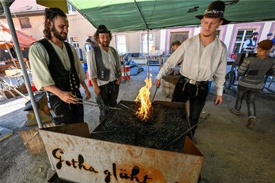 Von früh bis spät arbeiten die Handwerksgesellen im Schlosshof. Sie wollen den Werkstoff Metall besser kennenlernen und ihre eigenen Fähigkeiten erweitern.