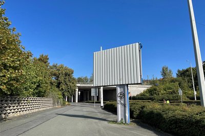 Auch dieser Werbemast an der Pausaer Straße ist betroffen - das Hakenkreuz ist noch deutlich zu erkennen.