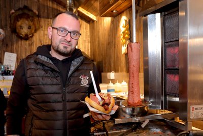 Eine witzige Idee und große Portion:  Marcel Fischer mit dem Ossidöner mit Jagdwurststreifen von der Grillstange.
