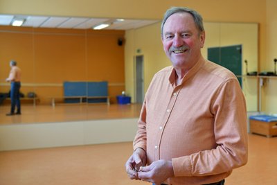 Ein Sportraum mit Spiegelwand wird von Sportgruppen und Tanzverein gut genutzt. Im Bild: Bürgermeister: Udo Eckert.
