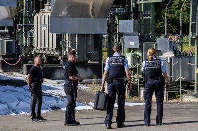 Ermittler stehen am Umspannwerk Reutlingen.