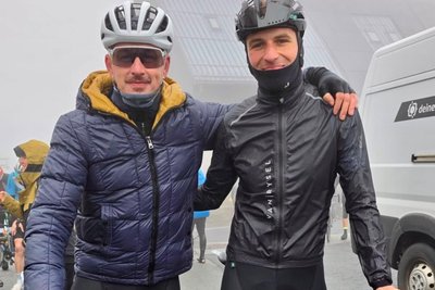 Pascal Burckhardt (r.) aus Großrückerswalde und drei seiner Arbeitskollegen – im Bild mit seinem Vorgesetzten und Radkumpel Marcel Neubert – strampelten an die Ostsee.