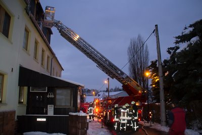 Einsatzkräfte der Feuerwehr versuchten, über eine Drehleiter in die Wohnung an der Ringstraße in Kändler zu gelangen.