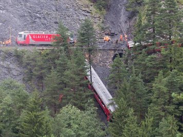  Glück im Unglück: Kein Waggon stürzte in die benachbarte Schlucht.