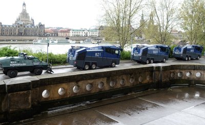 Wasserwerfer und ein Räumfahrzeug der Polizei stehen am Ufer der Elbe. Ein Großaufgebot der Polizei setzte das Versammlungsverbot gegenüber geplanten Kundgebung von Kritikern der Corona-Maßnahmen der Bundesregierung durch. Die Versammlungsbehörde hatte eine geplante Demonstrationen der Initiative «Querdenken351» und Ersatzveranstaltungen untersagt. 