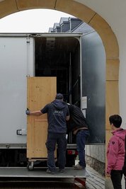 Beim Abholen des sicher verpackten Trompeters musste der Transporter vor dem Schwarzenberger Schlosstor beladen werden. 