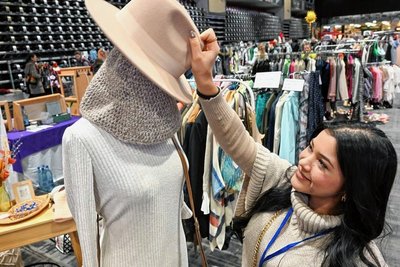 Maria Alvarez aus Italien lebt derzeit in Zwickau. Sie verkaufte Vintage-Kleidung, neue Ware und eigene Kreationen. 