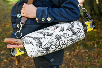 Drei Jahre und einen Tag sind Gesellen auf Wanderschaft. Alles, was sie dabei haben, passt in so ein Tragetuch.