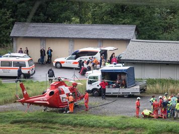  Rettungshubschrauber im Einsatz an der Unglücksstelle in Graubünden.