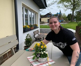 Restaurantfachfrau Marie-Ines Schlieder gibt dem Außenbereich des Hotels "Dachsbaude" in Neuhausen den letzten Schliff. 