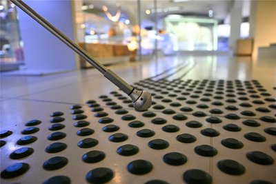 Mit ihrem Stock können sehbehinderte Besucher über das Leitsystem den Weg zu den Exponaten im Museum finden.