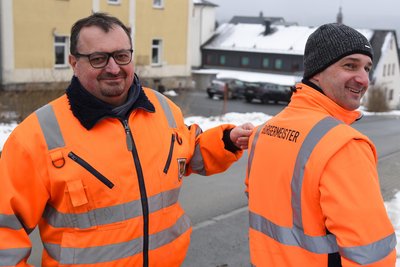 In Adorf hat der Bürgermeister eine eigene Baustellenjacke. In seiner zu Ende gehenden Amtszeit erhielt Rathauschef Rico Schmidt sie von Stadtbaumeister Mario Beine (links).