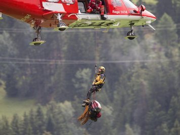  Rettung per Hubschrauber nach dem Zugunglück in Graubünden.