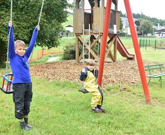 Am oberen Teich in Hermsgrün gibt es einen neu gestalteten Spielplatz. Darüber freuen sich nicht nur die Kinder im Ort. 