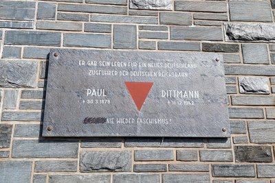 Auch die Paul-Dittmann-Gedenktafel wurde erneut beschmiert.